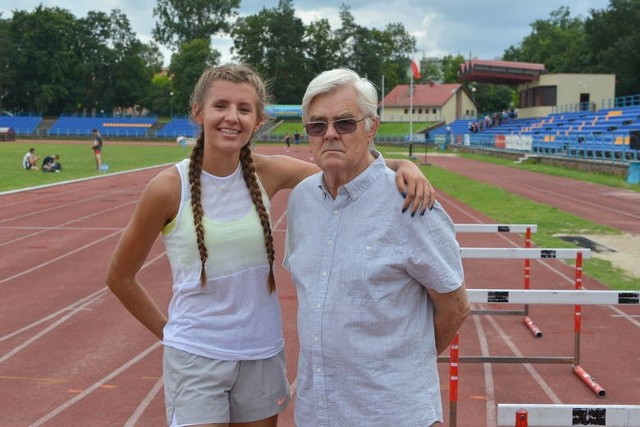Karolina Młodawska z KKL Kielce zdobyła brązowy medal w skoku w dal w Łodzi. Obok  jej trener z KKL Zdzisław Lipiński. 