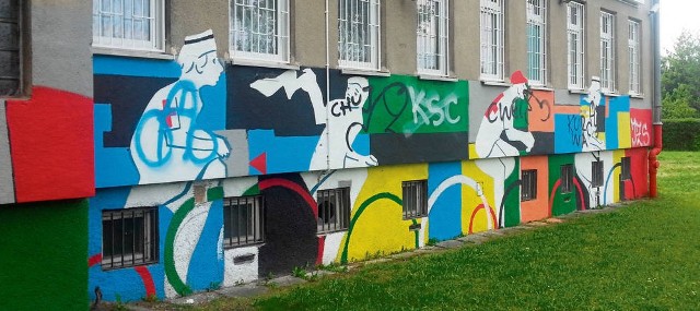 Ten mural w czerwcu namalowali Pogromcy Bazgrołów z mieszkańcami, na pokrytej od lat wulgaryzmami elewacji...