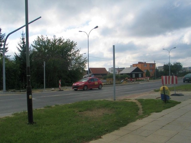 Przejście dla pieszych na skrzyżowaniu ulicy Wiejskiej i Sikorskiego to jedno z najbardziej niebezpiecznych miejsc w Tarnobrzegu, gdzie przechodzą do szkoły uczniowie podstawówki.