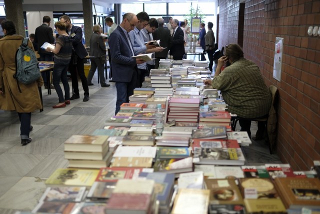 Na zakończenie XIV Ogólnopolskiego Tygodnia Bibliotek w Bibliotece Głównej UMK odbył się V Toruński Kiermasz Książki Regionalnej.