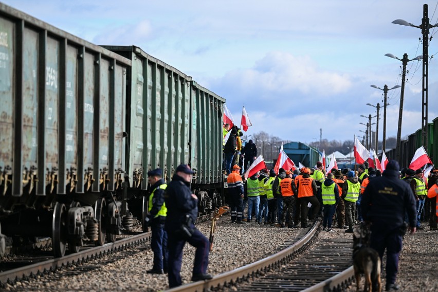 W Medyce protestujący rolnicy podeszli do wagonów towarowych...