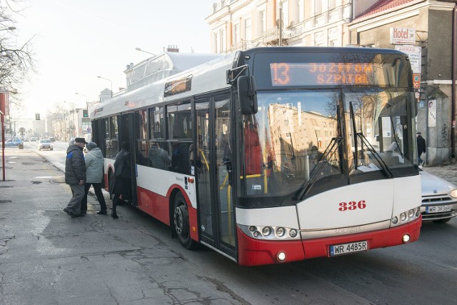 Nowy przewoźnik będzie obsługiwał między innymi linię 13. Zwycięska firma do realizacji 10-letniego zamówienia zakupi 23 fabrycznie nowe autobusy z klimatyzacją i monitoringiem.