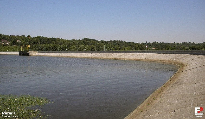 Jezioro Brodzkie ma powierzchnię 260 hektarów i jest...