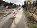 Tor przeszkód w podpoznańskim Kiekrzu. Aquanet buduje kanalizację. Wściekli mieszkańcy skarżą się na dziury i kałuże. Zobacz zdjęcia