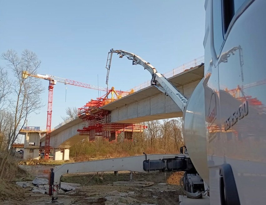 Budowa konstrukcji mostu nad Sołą w Oświęcimiu jest na...