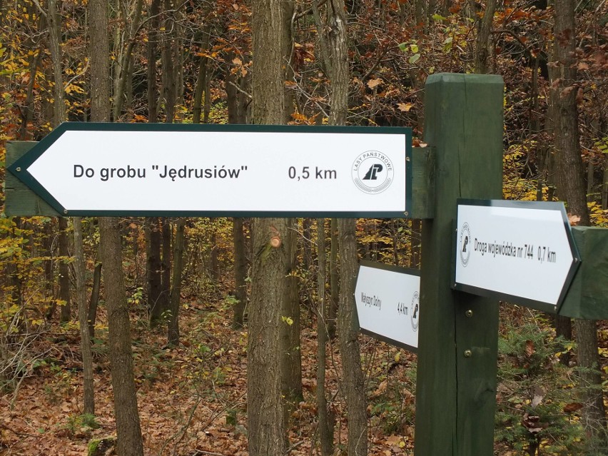 Już jest gotowy, nowy drogowskaz turystyczny, pokazujący...