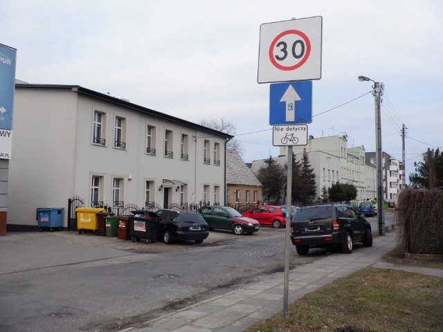 Wjazd w ul. Pułaskiego od strony Wyszyńskiego. Znak jednoznacznie wskazuje kierunek ruchu - to droga jednokierunkowa w stronę ul. Gajowej