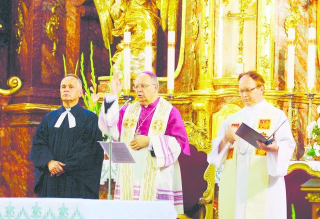 Ks. bp Andrzej Czaja udzielił zebranym w katedrze błogosławieństwa.