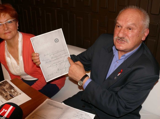 Zbigniew Puławski pokazuje kserokopię autografu Melchiora Wańkowicza.