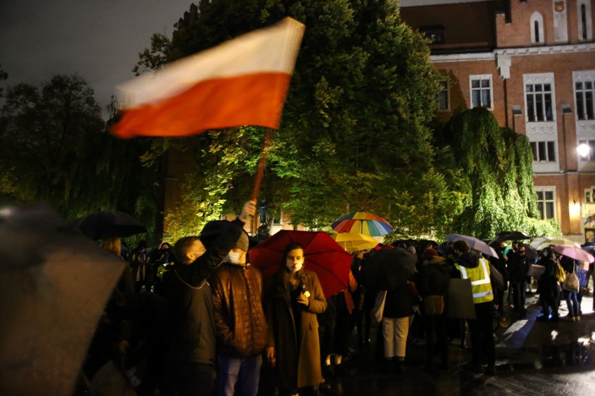 Kraków. Milczący protest studentek. Sprzeciwiają się wyrokowi w sprawie aborcji [ZDJĘCIA]