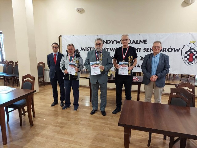 Dariusz Klimaszewski - szachowy wicemistrz Polski seniorów (drugi z lewej)