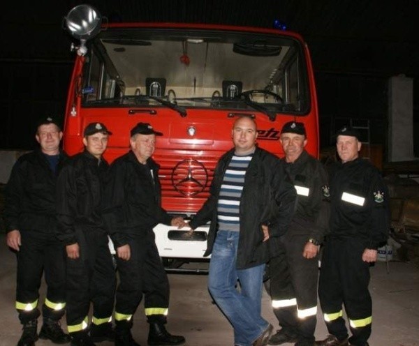 Strażacy z Sowczyc przy nowym wozie, od lewej: Stefan Brzenska, Andrzej Czaja, Rudolf Górski, Klaudiusz Małek, Henryk Czaja, Bernard Basiok.