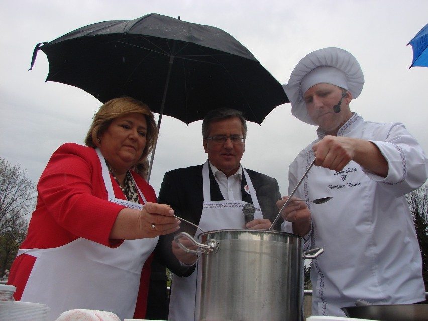 Prezydent Komorowski gotował śląski żur w Parku Śląskim