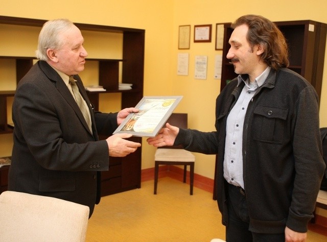 Redaktor naczelny Krzysztof Nałęcz podczas odbierania nagrody z rąk dyrektora Zdzisława Walo. 