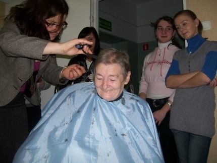 Uczennice z klasy 2 technikum fryzjerskiego, pod opieką Moniki Kamińskiej poszły do Jasielskiego Hospicjum. Chętnym pacjentkom wykonano darmowe usługi fryzjerskie.