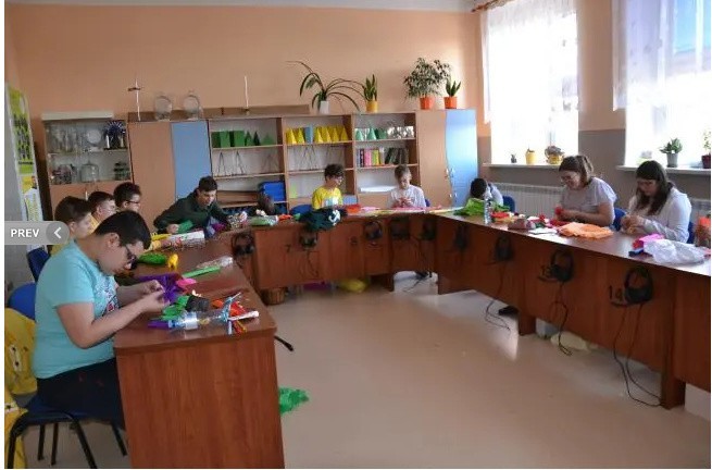 Uczniowie z Bebelna w gminie Włoszczowa zorganizowali kiermasz wielkanocny, żeby zebrać pieniądze dla kolegów z Ukrainy