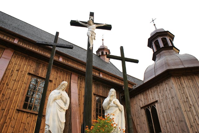 Ozdobą wsi Pieranie jest drewniany kościół pw. św. Mikołaja. Świątynia jest sanktuarium Matki Boskiej Łaskawej.