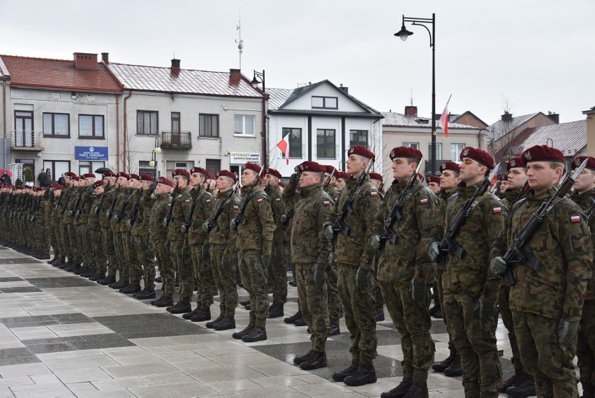 Przysięga żołnierzy dobrowolnej służby wojskowej na Rynku w Proszowicach