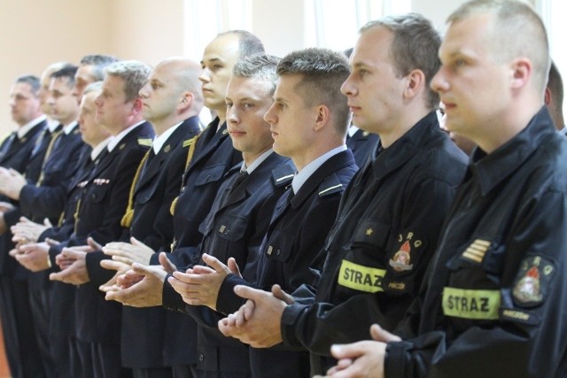 Strażacy pińczowskiej jednostki Państwowej Straży Pożarnej obchodzili w czwartek. Kilku z nich otrzymało medale i odznaczenia.
