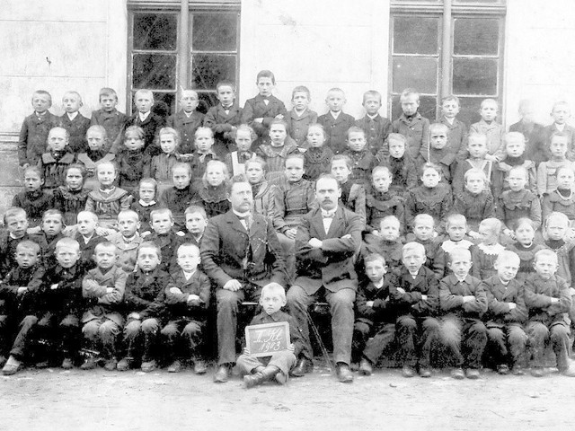Uczniowie i nauczyciele szkoły w Warszkowie w 1903 roku. 