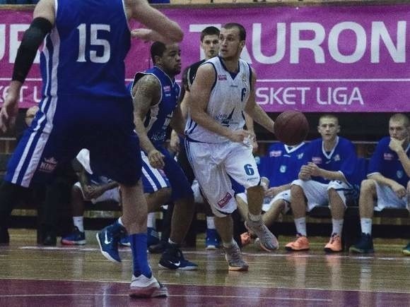Koszykarz Jeziora Tarnobrzeg Dawid Morawiec (z piłką) doznał kontuzji.