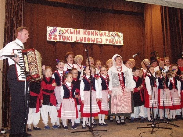 Ludowy wernisaż uświetnił występ zespołu  "Kacperki" i grupy folklorystycznej "Jesienny  Kwiat".