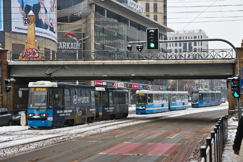 Atak zimy we Wrocławiu i komunikacyjny paraliż miasta