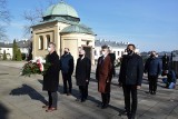 Rocznica katastrofy smoleńskiej w Kielcach. Kwiaty dla ofiar przed katedrą w Kielcach [ZDJĘCIA]