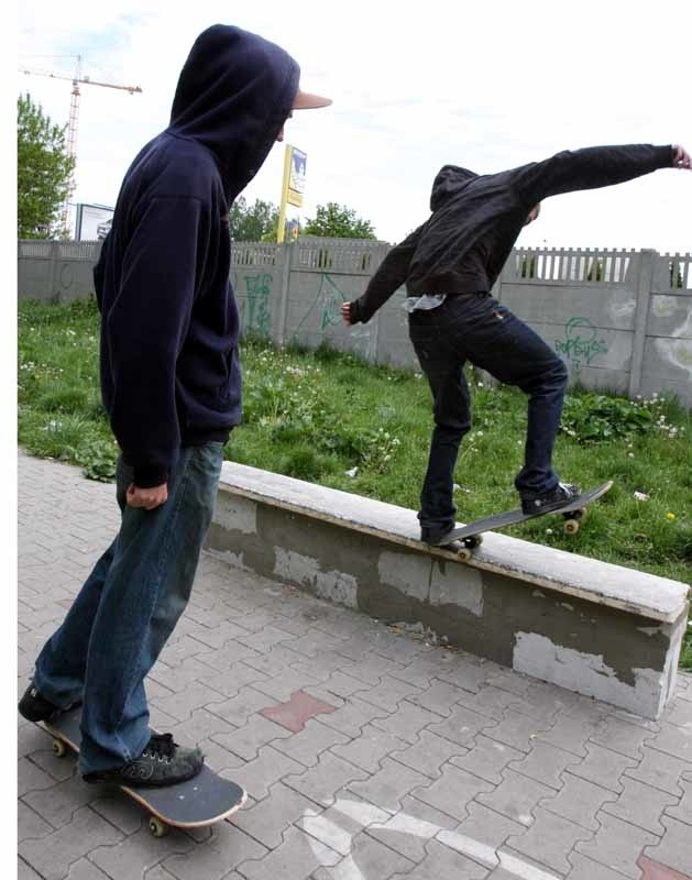 Miasto jeszcze nie wybudowało obiecanego skateparku przy Spodkach. Młodzież więc radzi sobie, jak umie. I zmaga się ze strażą miejską.