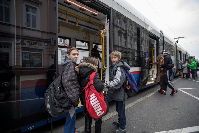 07.12.2017 bydgoszcz uczniowie bilety mzk tramwaj .fot: wojciech arkuszewicz/polskapress