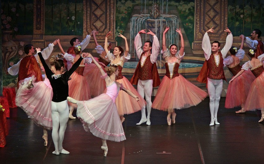 „Jezioro Łabędzie”- spektakl baletowy do muzyki Piotra...