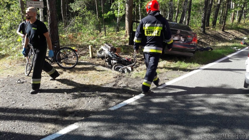 Motocykl i osobówka zderzyły się w Bierdzanach. Na miejscu lądował LPR. Nie żyje pasażerka motocykla, kierujący w szpitalu