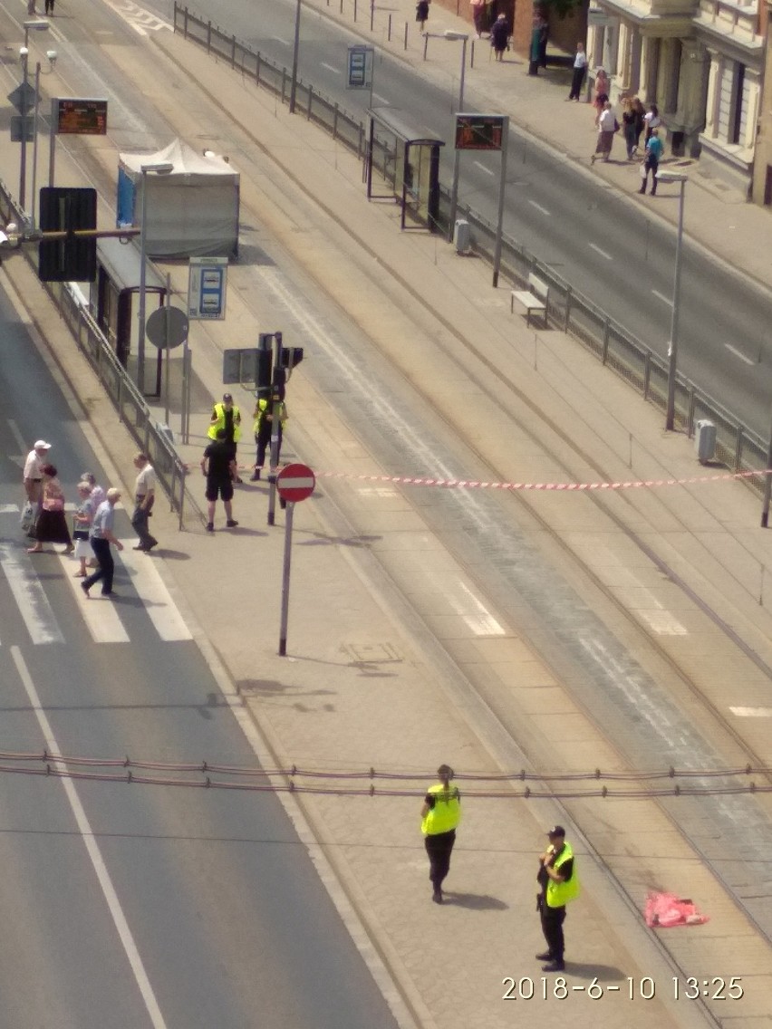 Tramwaj ciągnął kobietę kilkaset metrów. Rozszarpał jej ciało. Prokuratura: motorniczy jest niewinny