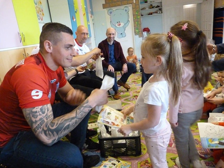 Trzecioligowi piłkarze Wisły gościli w Przedszkolu Mali Odkrywcy w Sandomierzu w ramach akcji Cała Polska Czyta Dzieciom