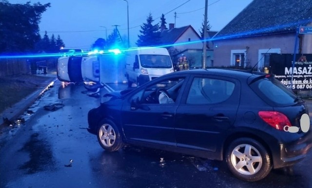 Samochód osobowy marki Peugeot zderzył się z busem