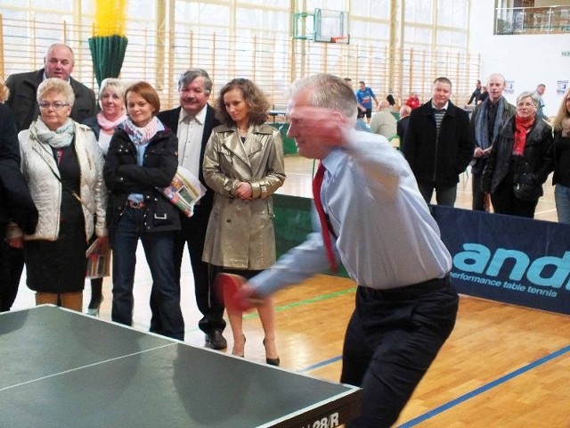 Jarosław Gowin podczas meczu tenisa stołowego w wąchockiej hali sportowej