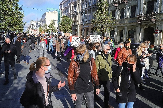 W sobotę 24 października w Łodzi odbył się kolejny protest przeciwko wyrokowi Trybunału Konstytucyjnego w sprawie aborcji. W pasażu Schillera w południe zebrały się setki uczestników i uczestniczek. ZDJĘCIA na kolejnych slajdach >>>>