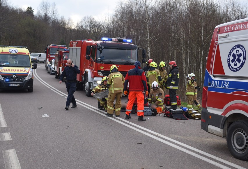 Poważny wypadek w Nienadowej na drodze wojewódzkiej z Przemyśla do Dubiecka. 3 osoby ranne [ZDJĘCIA]