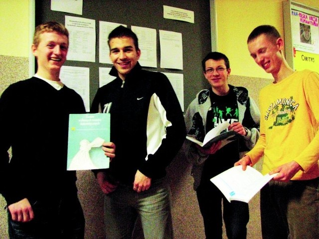 Adrian, Rafał, Paweł i Łukasz (od lewej) z I LO nie boją się matury z matematyki. Na próbnym egzaminie uzyskali sporo punktów i mają nadzieję, że prawdziwy nie będzie trudniejszy.