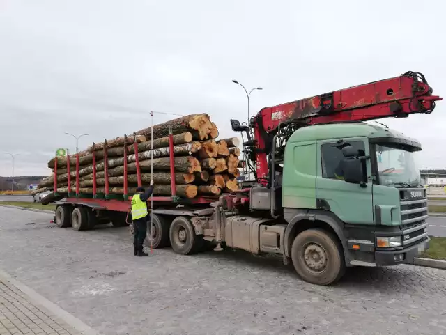 W poniedziałek 17 lutego br. na drodze krajowej nr 19 do rutynowej kontroli drogowej zatrzymany został samochód przewożący drewno.