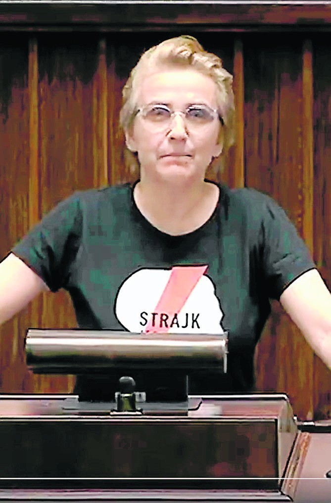 Joanna Scheuring-Wielgus w koszulce strajku kobiet