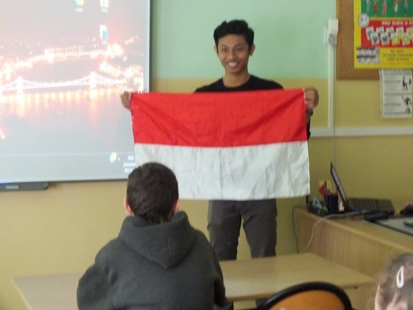 Wolontariusze z Brazylii i Indonezji odwiedzili uczniów...