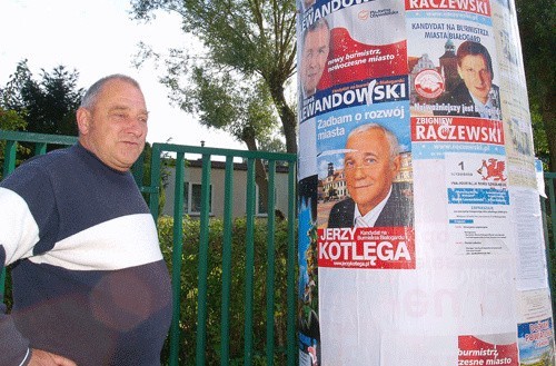 Przed słupem z ogłoszeniami wyborczymi, których w mieście jest mnóstwo, stoi Mirosław Królikowski. Mieszka w Białogardzie od 1945 roku. Ma już swojego faworyta. 