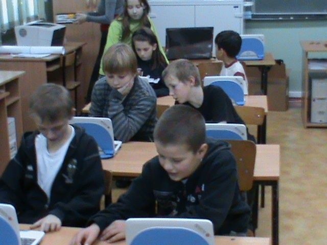 Lekcja z laptopami w szkole w Stykowie