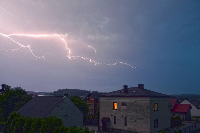 Intensywne burze z opadami gradu mogą pojawić się w powiatach bielskim, cieszyńskim i żywieckim oraz na terenie miasta Bielsko-Biała. - Prognozuje się wystąpienie burz z opadami deszczu lokalnie do 25 mm oraz porywami wiatru do 65 km/h. Miejscami możliwy grad - informuje Michał Solarz, dyżurny synoptyk IMGW-PIB.