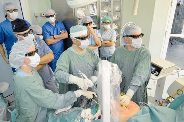 Lekarze wykonali w 3D laparoskopową operację bariatryczną, czyli leczącą otyłość. Potrzebowali do tego nie tylko sprzętu w technologii trójwymiarowej, ale i specjalnych okularów.