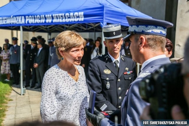 Komendant wojewódzki świętokrzyskiej policji nadinspektor Dariusz Augustyniak wręczył odznakę wdowie po pułkowniku