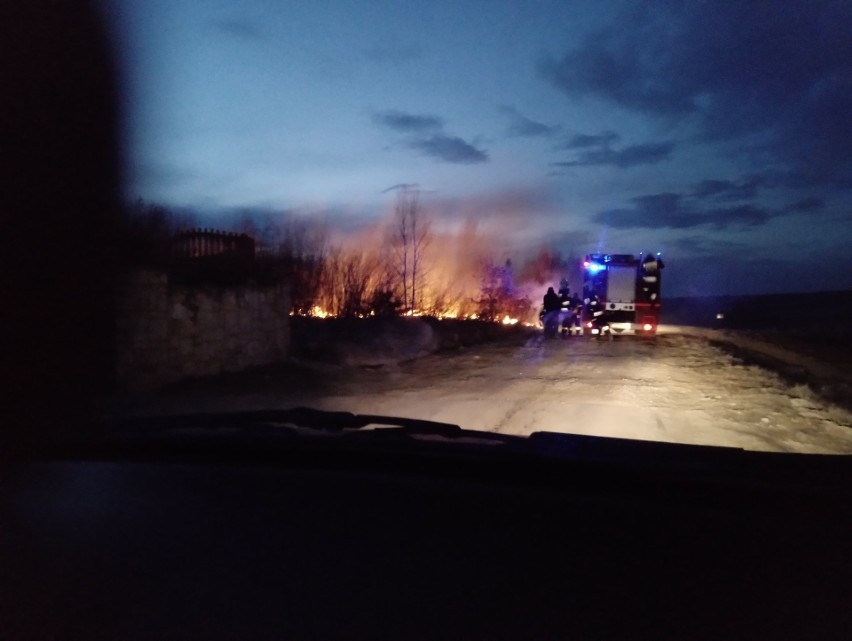 W okolicach Woli Zgłobieńskiej trwa akcja gaszenia płonących...