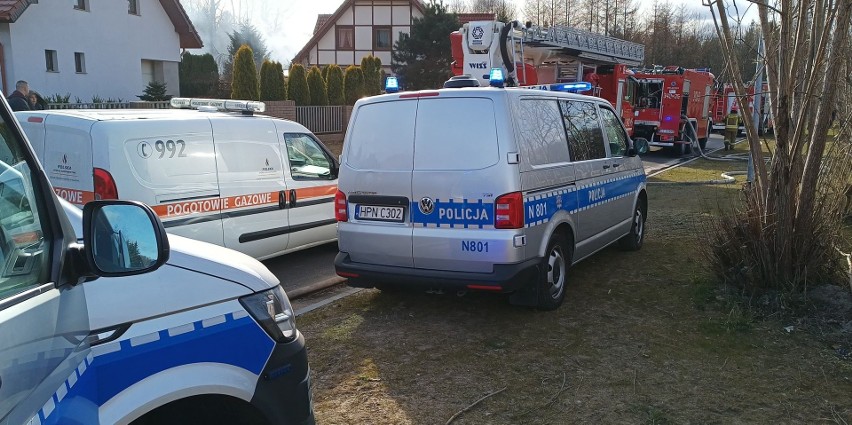 Pożar na ul. Grzybowej w Słupsku. Spłonęła wiata, samochód...