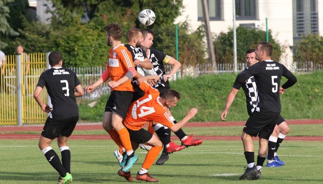 W ciekawym czwartoligowy spotkaniu AKS 1947 Busko-Zdrój wygrał z Hetmanem Włoszczowa 2:1 (1:0)Bramki: Mateusz Janiec 25 z wolnego, Piotr Gardynik 61 – Damian Bugno 90+4.AKS 1947: Szcześniak – Bandura, Mika (70 Florczyk), Radwański, Piwowarski (80 Rodak) – Pietras, Sinkiewicz, Jan Kowalski – Janiec, Karasek, P. Gardynik (60 T. Raczyński).Hetman: Dyras – Oduliński, G. Małek, Wroński, Walasek (46 Smolarczyk) – C. Matuszewski (82 Gruzło), Orzeł, Bugno, Kubisz (63 Łata) – Michałek (60 Krzysztofik), T. Matuszewski (82 Stawowczyk).- Mecz pod naszą kontrolą. Mieliśmy masę sytuacji, szkoda straconego gola. Jestem zadowolony z gry zespołu – powiedział Mariusz Arczewski, trener AKS 1947. – Busko lepsze piłkarsko, ale my stworzyliśmy cztery okazje – dodał Mariusz Lniany, opiekun Hetmana.Zdjęcia z meczu w naszej galerii.Szczegóły na kolejnych slajdach. (JKM, dor)